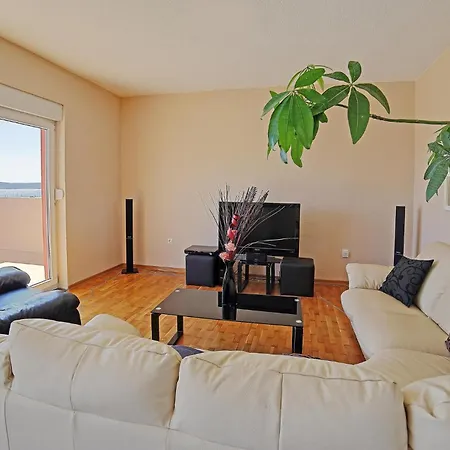 2 Bedroom Lovely In Kastel Gomilica Apartman *