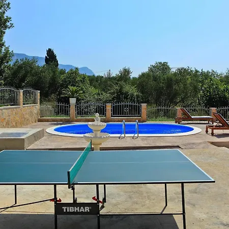 2 Bedroom Lovely In Kastel Gomilica Kaštela