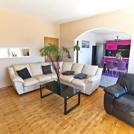 2 Bedroom Lovely In Kastel Gomilica