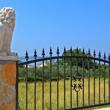 2 Bedroom Lovely In Kastel Gomilica Apartman