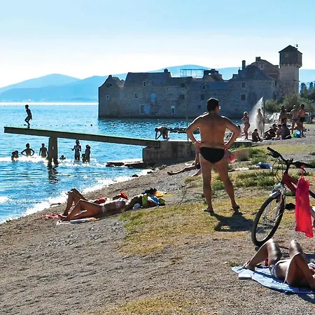 2 Bedroom Lovely In Kastel Gomilica Apartman *