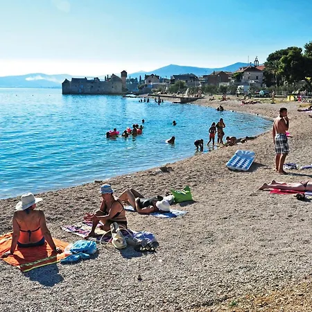 2 Bedroom Lovely In Kastel Gomilica *