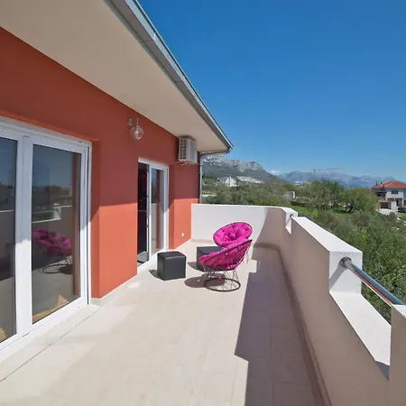 2 Bedroom Lovely In Kastel Gomilica Apartman
