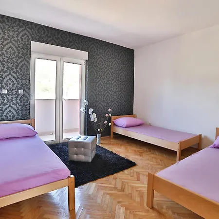 2 Bedroom Lovely In Kastel Gomilica *